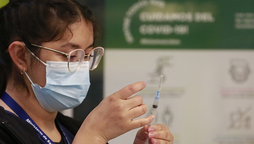 Autoridades recibieron 204 mil vacunas AstraZeneca que se usarán paa empezar el proceso de tercera inoculación en adultos mayores